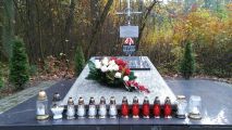 Pomnik poświęcony pamięci ofiar rozstrzelanych przez hitlerowców w październiku 1944 roku w Skowronkach k. Łęczeszyc, W. Małachowska