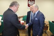 Dyrektor banku Tomasz Kabas odbiera odznaczenie z rąk Wójta Władysława Piątkowskiego, Krzysztof Kowalski